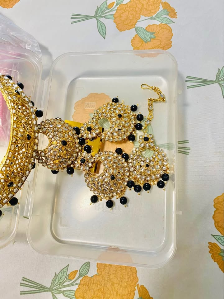 Beautiful 😍 kundan choker set comes with earrings and tikka bran - photo 4