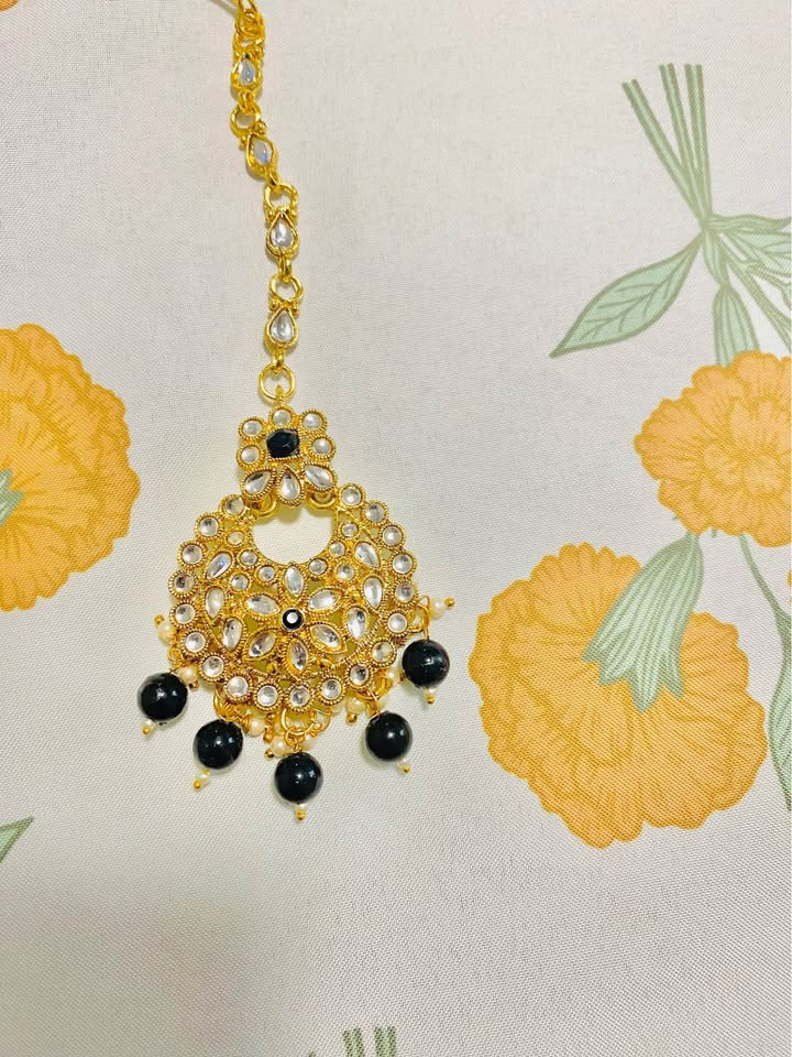 Beautiful 😍 kundan choker set comes with earrings and tikka bran - photo 5