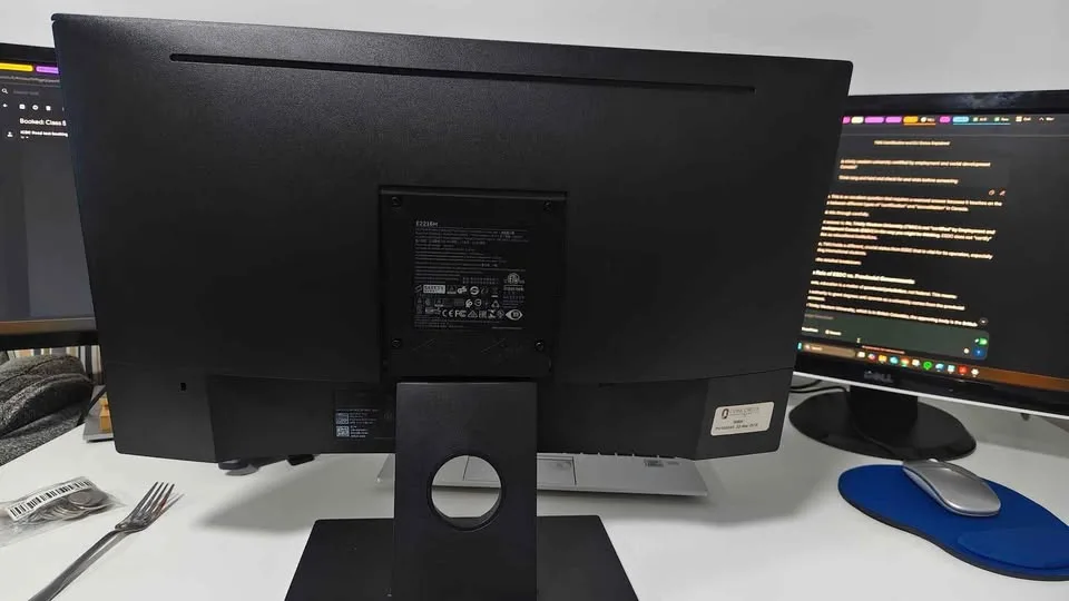 Dell E2216H 22" Full HD Monitor - Great Condition! 🖥️ image indicator(2)