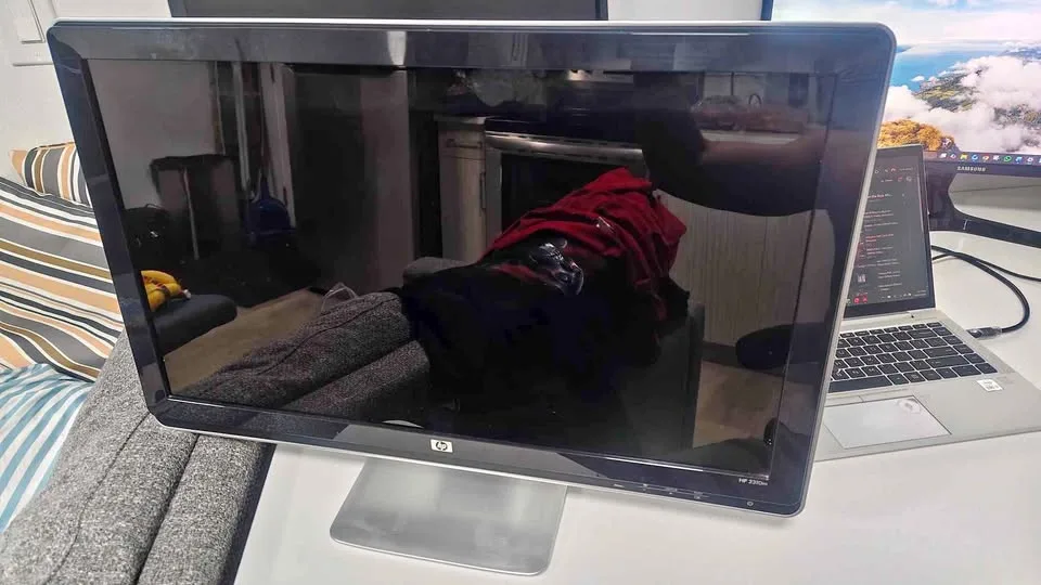 HP 2310m 23" Full HD Monitor - HDMI, DVI, VGA & Speakers! thumbnail