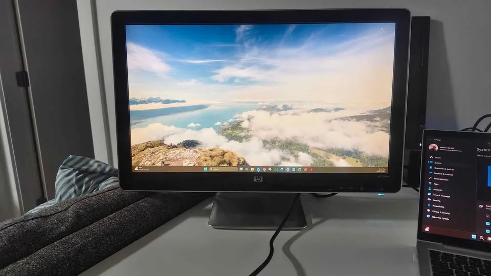 HP 2310m 23" Full HD Monitor - HDMI, DVI, VGA & Speakers! image indicator(5)