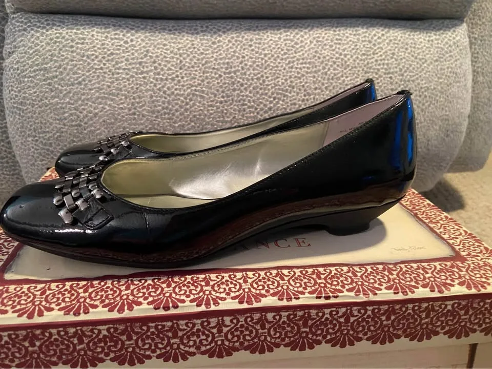 Women’s Anne Klein Kitten Heels, size 9 image indicator(3)