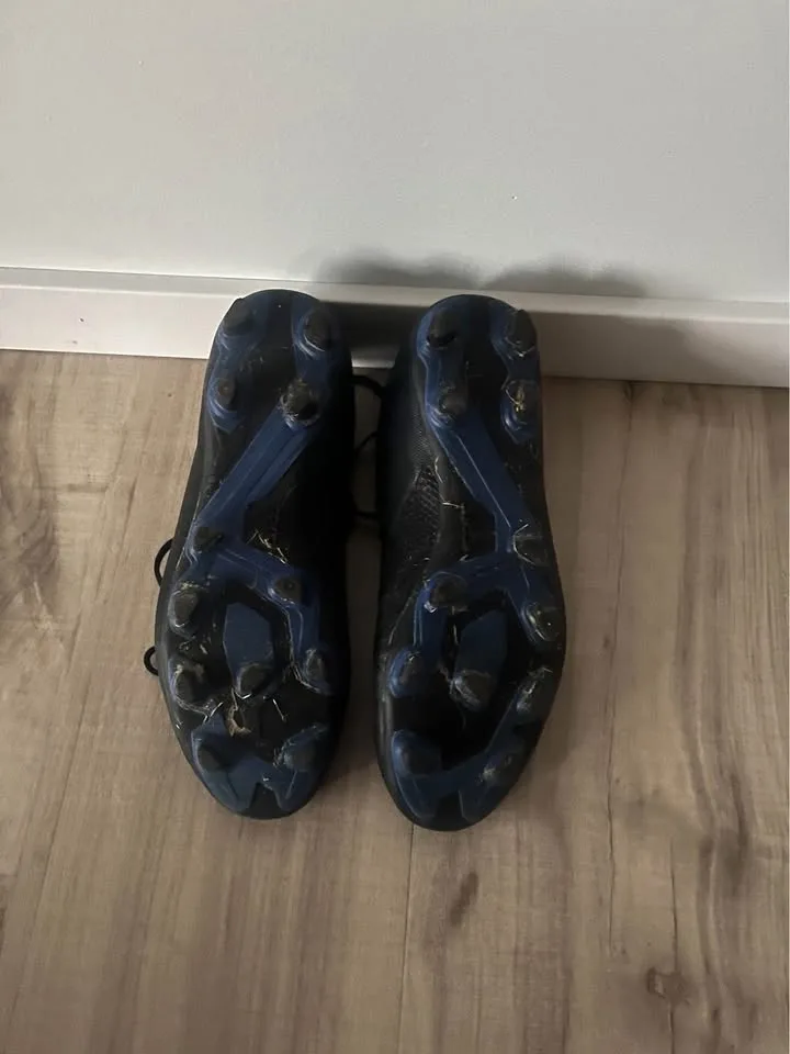 Youth size 7 soccer cleats image indicator(2)