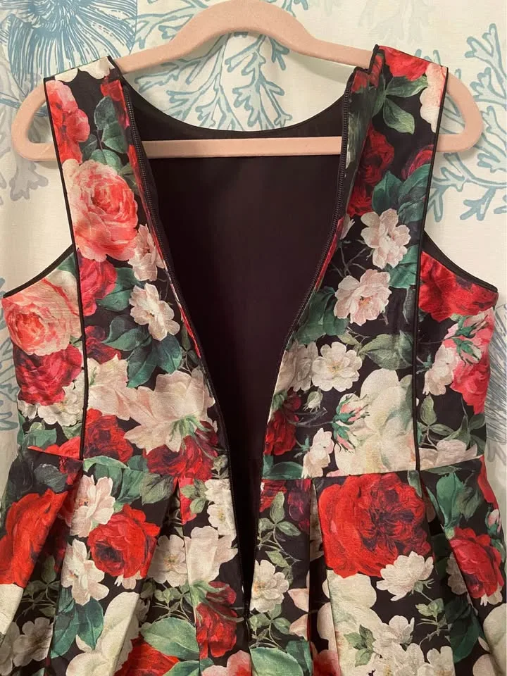 Girl’s fancy flowered taffeta dress, size 14. Beautiful! image indicator(5)