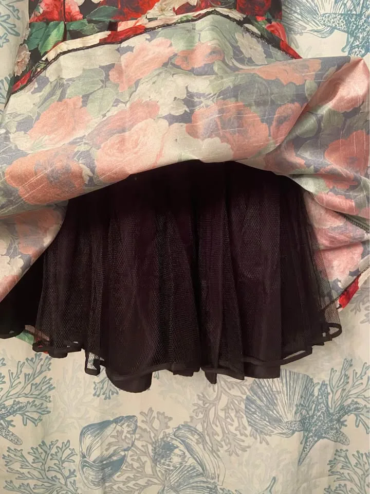 Girl’s fancy flowered taffeta dress, size 14. Beautiful! image indicator(7)