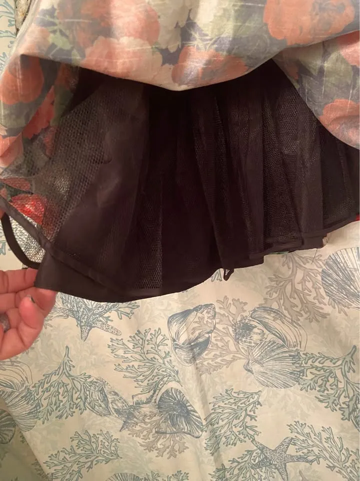 Girl’s fancy flowered taffeta dress, size 14. Beautiful! image indicator(8)