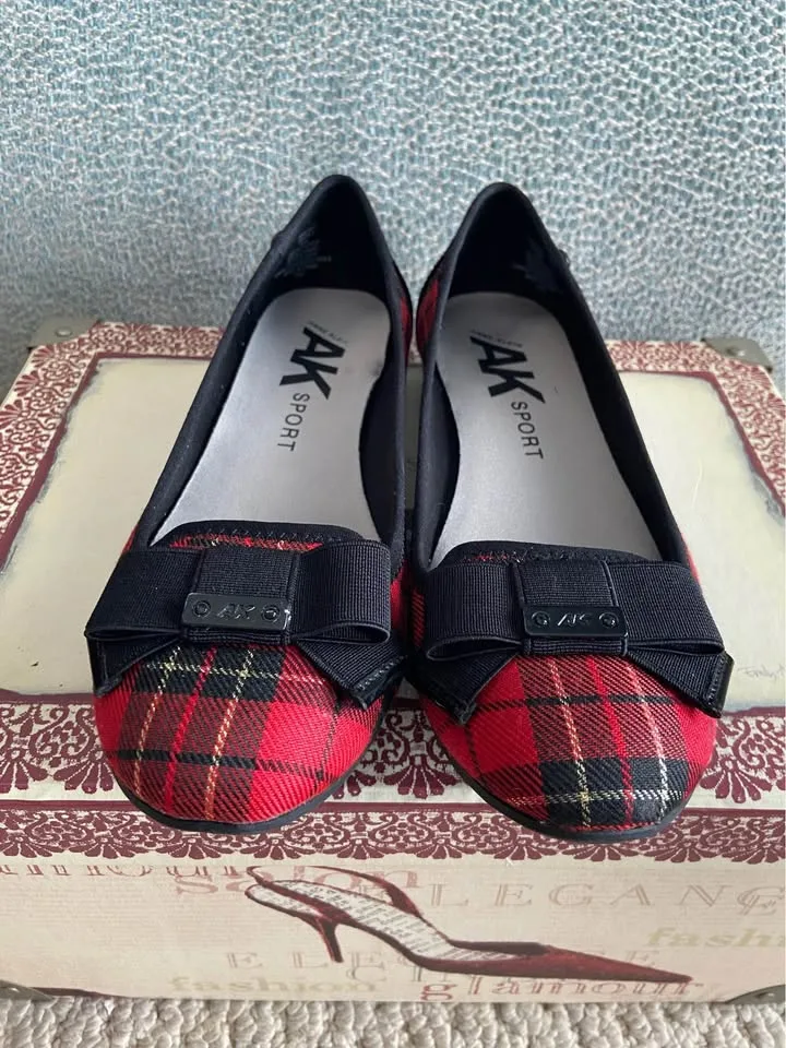 Women’s Anne Klein-Sport Alivia Red Plaid Flats, size 8.5 image indicator(2)