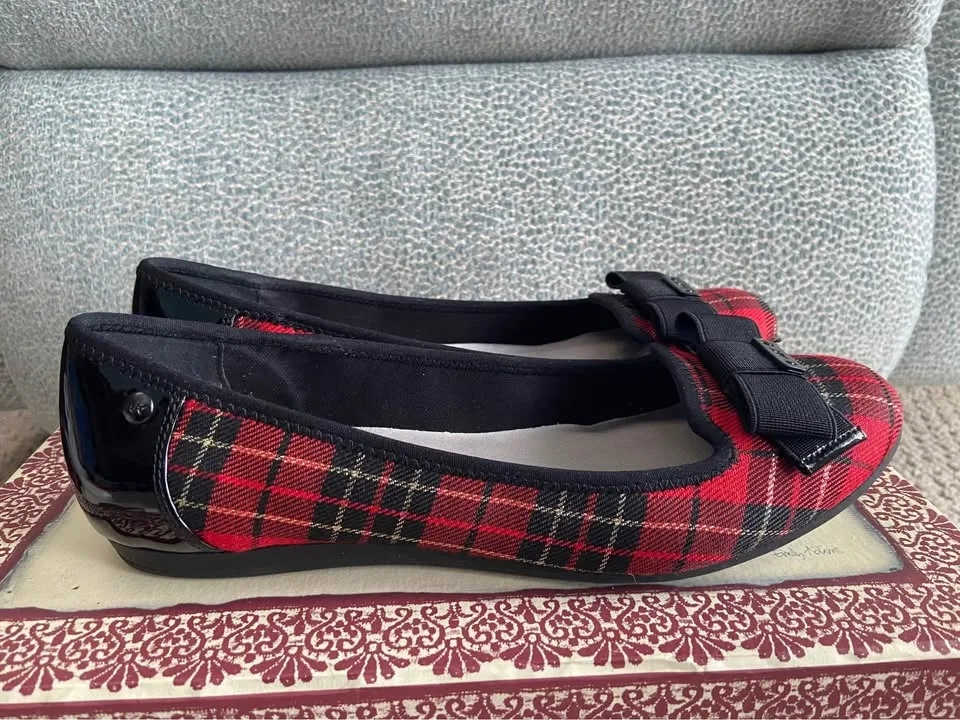 Women’s Anne Klein-Sport Alivia Red Plaid Flats, size 8.5 image indicator(3)