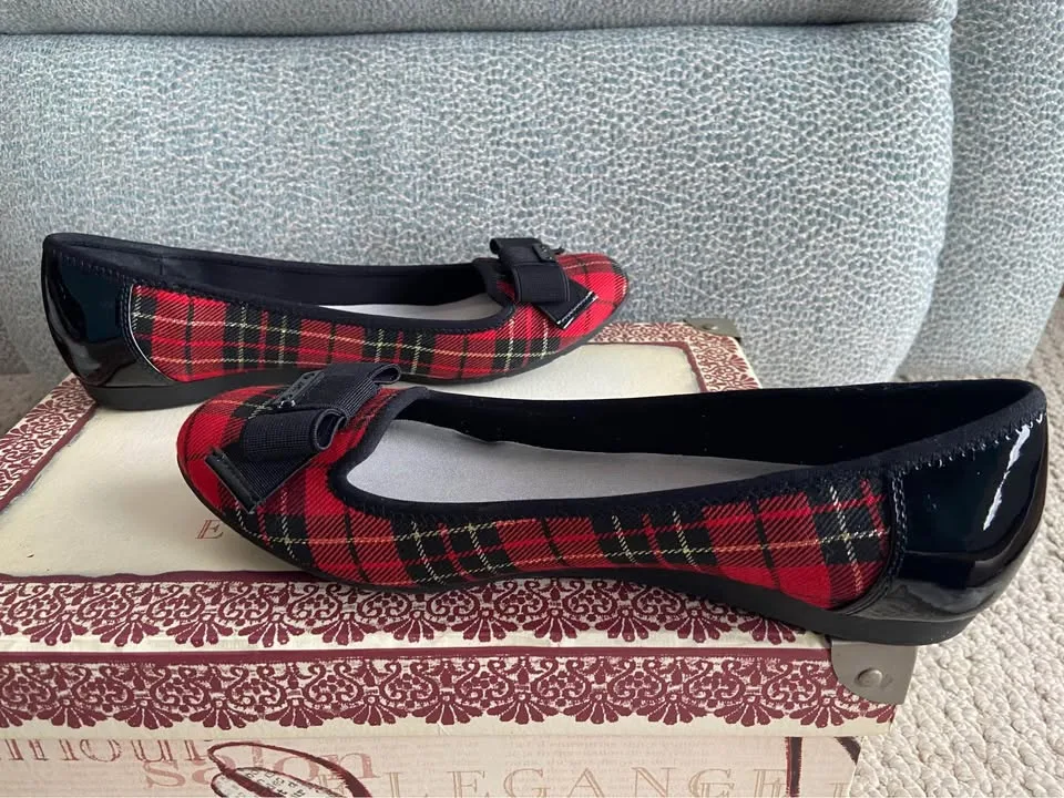 Women’s Anne Klein-Sport Alivia Red Plaid Flats, size 8.5 image indicator(6)