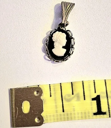Vintage cameo pendant* image indicator(2)