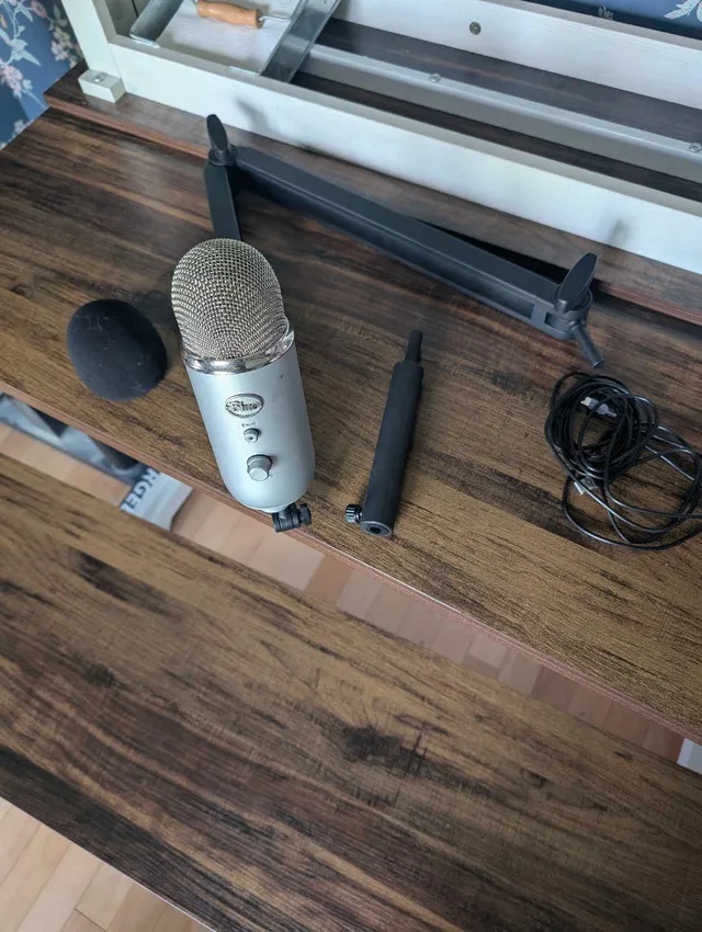 Blue Yeti USB Microphone with Boom Arm