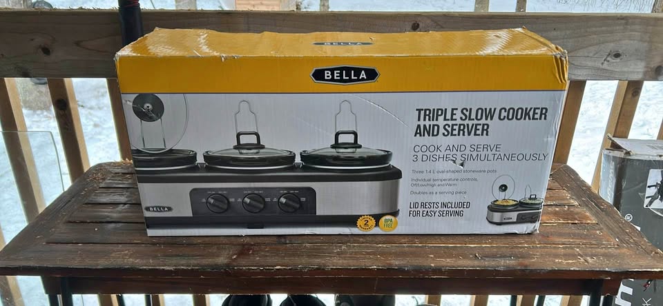 BELLA Triple Slow Cooker 3 x 1.5 QT brand new