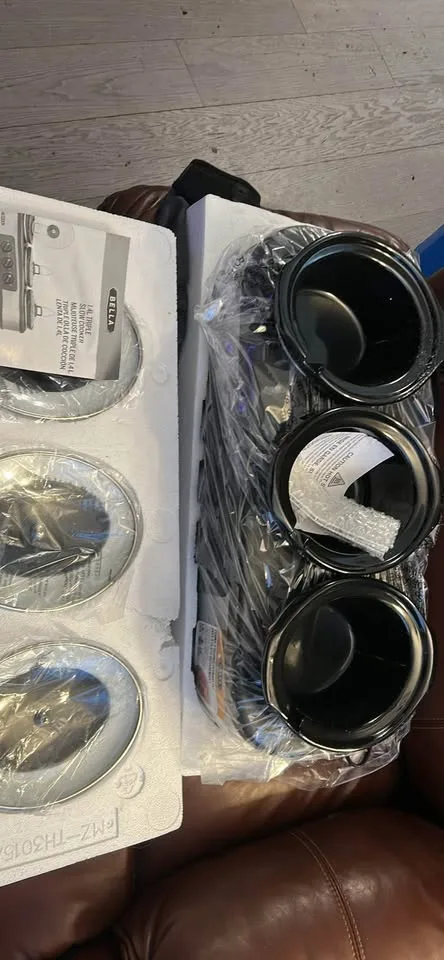 BELLA Triple Slow Cooker 3 x 1.5 QT brand new image indicator(3)