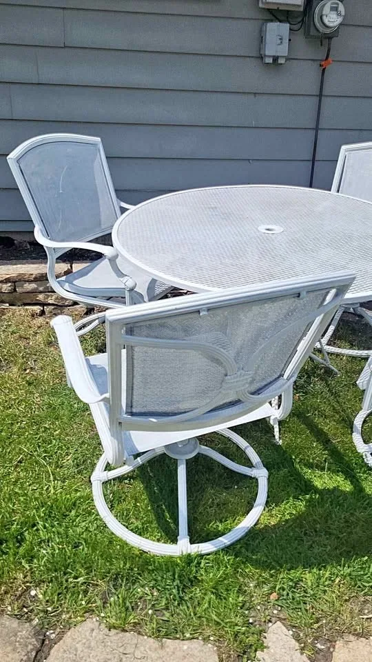 Set mesa y sillas grandes y amplias las 4 mecedoras thumbnail