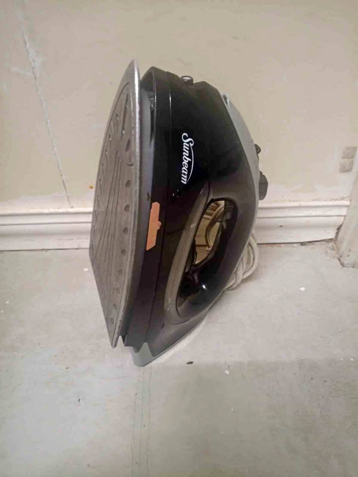 Sunbeam Steam Iron – Works Perfectly – Anti-Calc Feature