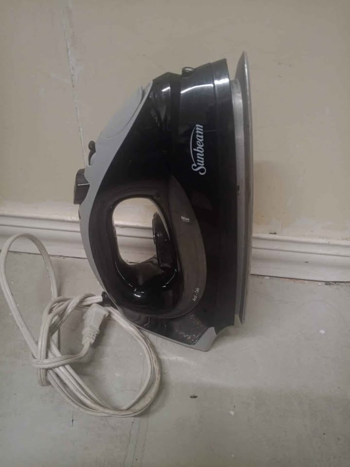 Sunbeam Steam Iron – Works Perfectly – Anti-Calc Feature - photo 2