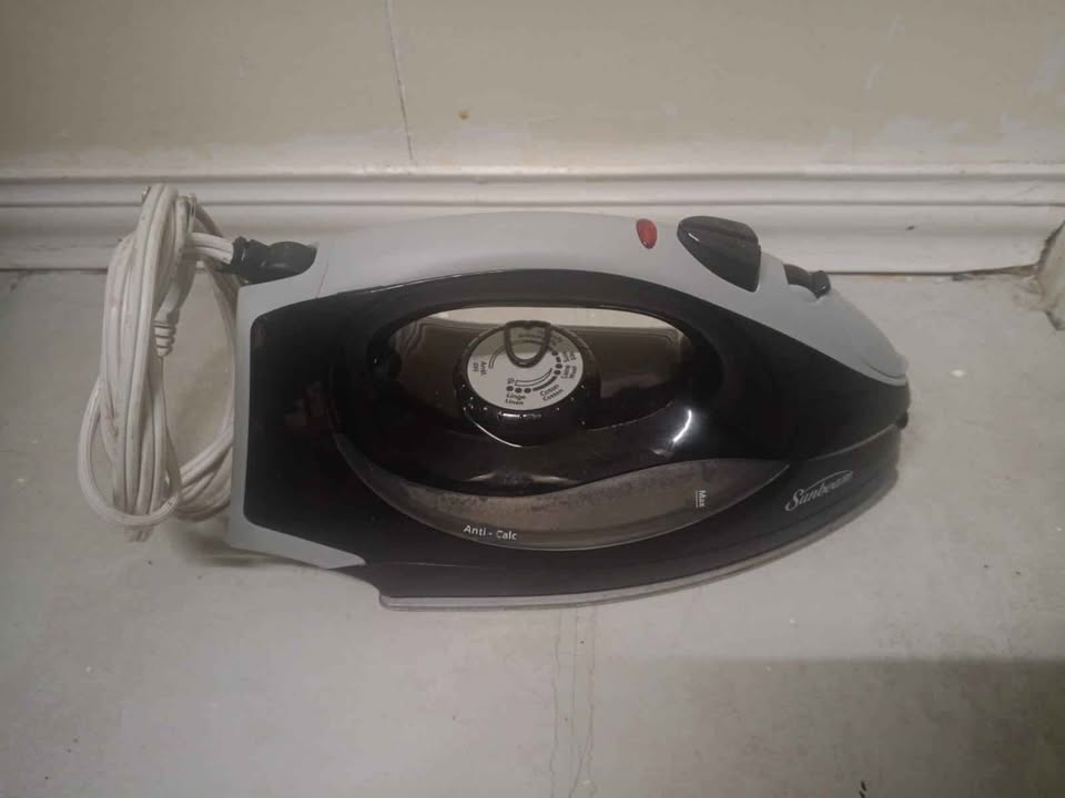 Sunbeam Steam Iron – Works Perfectly – Anti-Calc Feature - photo 3