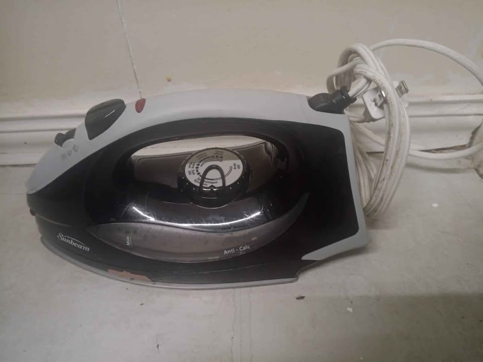 Sunbeam Steam Iron – Works Perfectly – Anti-Calc Feature - photo 4