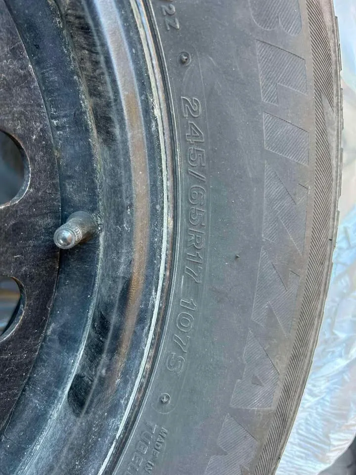 Bridgestone Blizzak winter tires with rims - Toyota Highlander - image indicator(2)