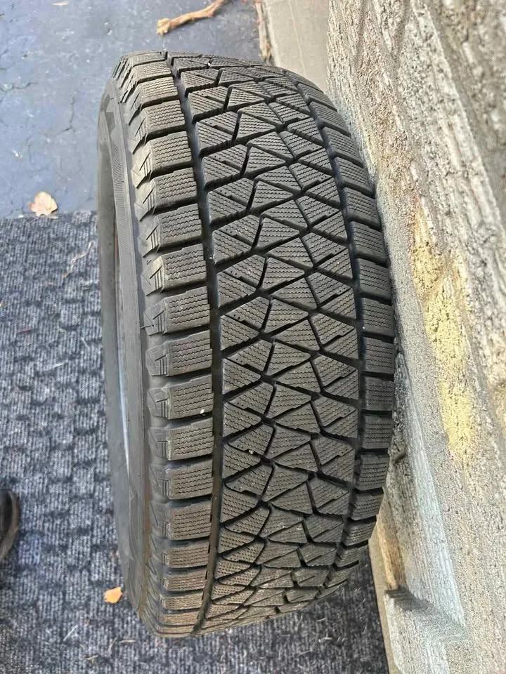 Bridgestone Blizzak winter tires with rims - Toyota Highlander - image indicator(3)