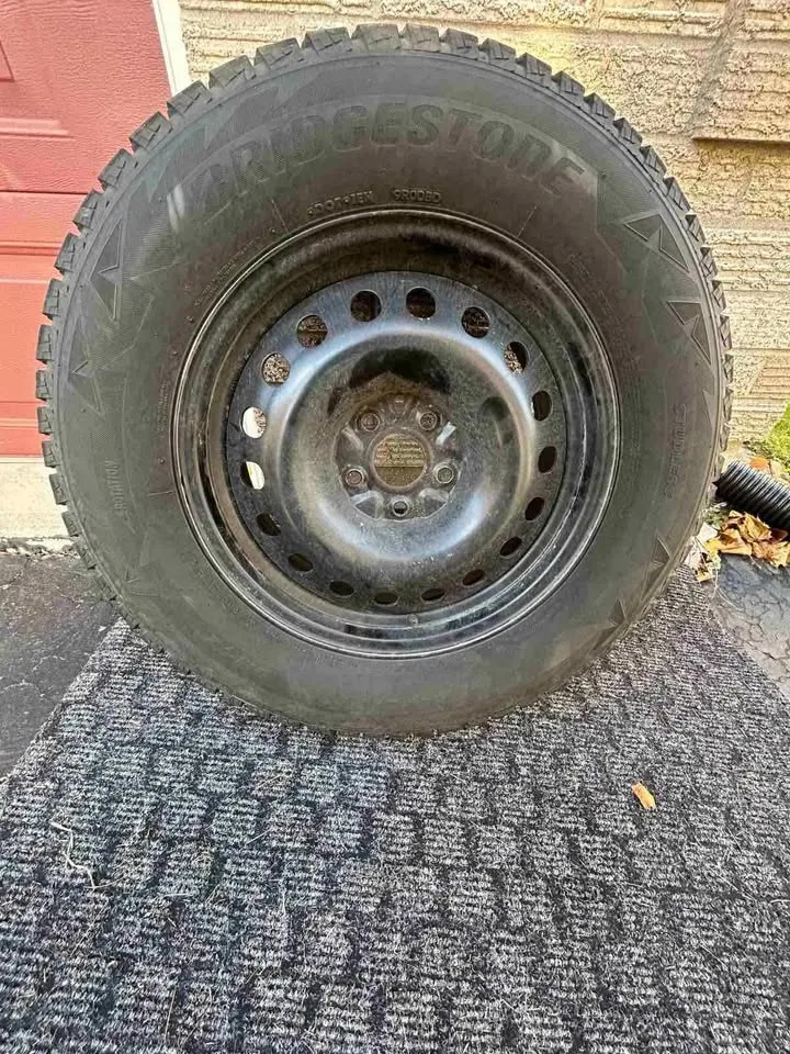 Bridgestone Blizzak winter tires with rims - Toyota Highlander - image indicator(4)