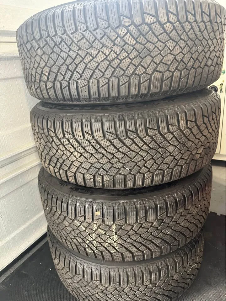 Landrover Winter Tires with Rims 255/55 R20 Continental IceC image indicator(2)