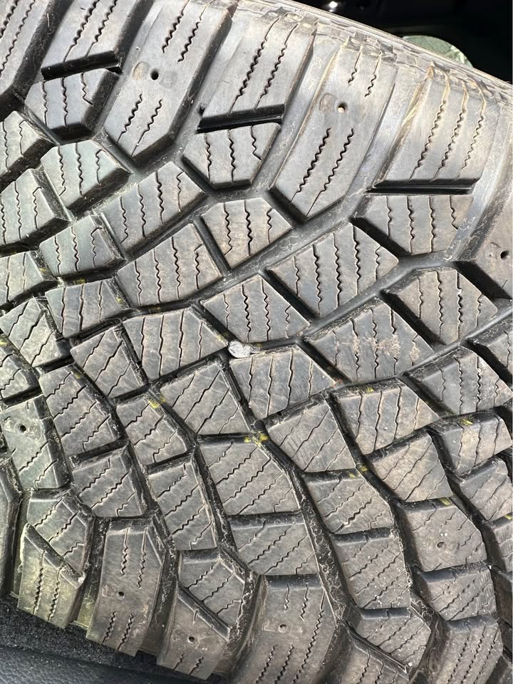 Landrover Winter Tires with Rims 255/55 R20 Continental IceC - photo 3