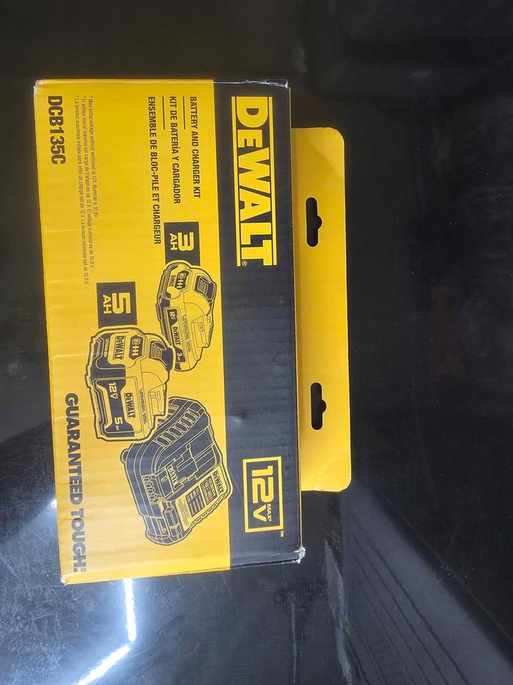 DEWALT 12V 3Ah/5Ah Batteries and Charger new - photo 2