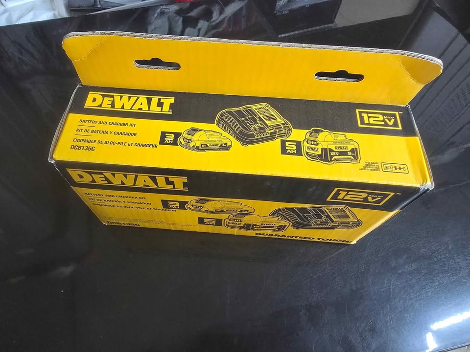 DEWALT 12V 3Ah/5Ah Batteries and Charger new - photo 4