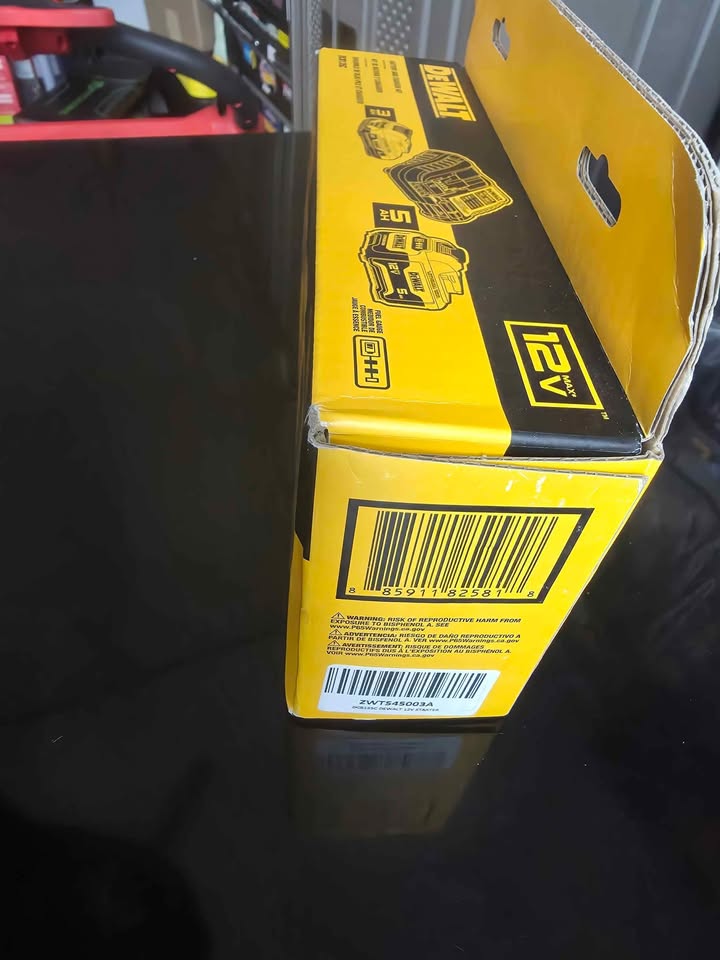 DEWALT 12V 3Ah/5Ah Batteries and Charger new - photo 5