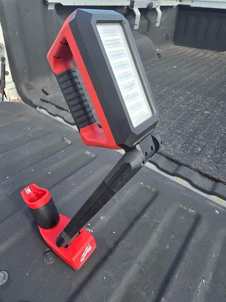 Milwaukee M12 Undercarrage LED Light + Battery - photo 2