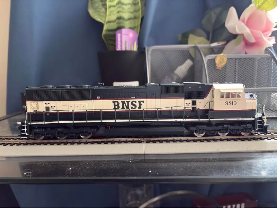 BNSF executive SD70MAC HO Scale image indicator(2)