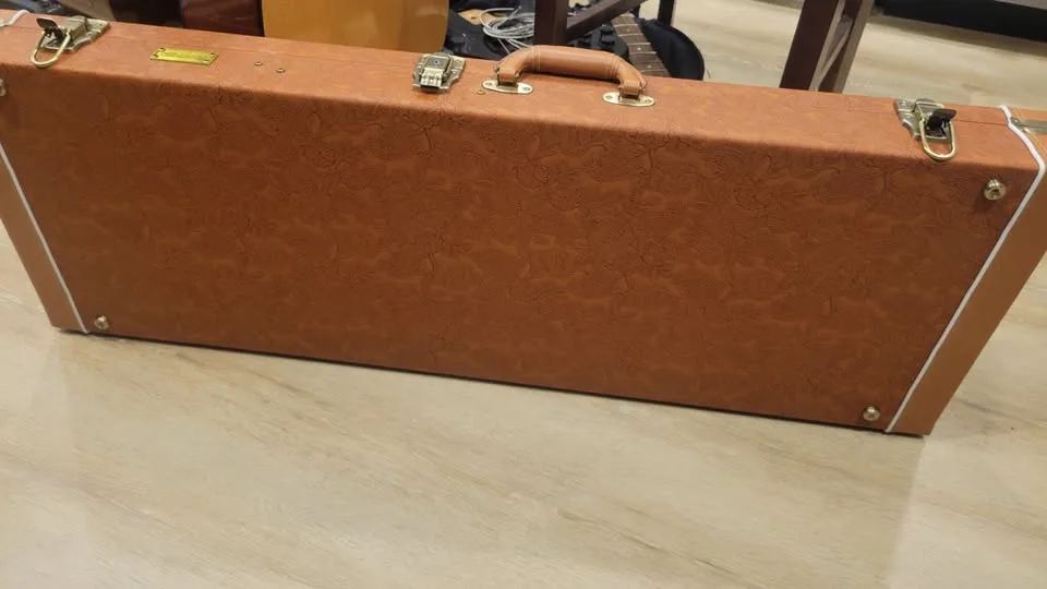 $150 Crossrock Guitar Case - 10/10 Condition image indicator(2)