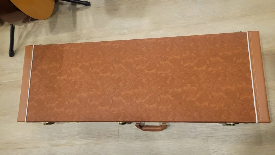 $150 Crossrock Guitar Case - 10/10 Condition image indicator(3)