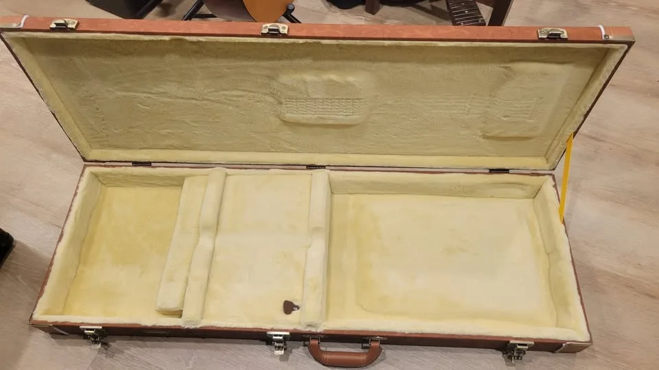 $150 Crossrock Guitar Case - 10/10 Condition image indicator(5)