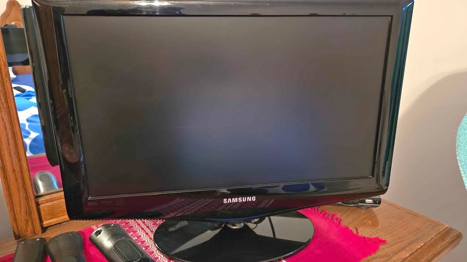 Samsung LCD Series 3. 21"