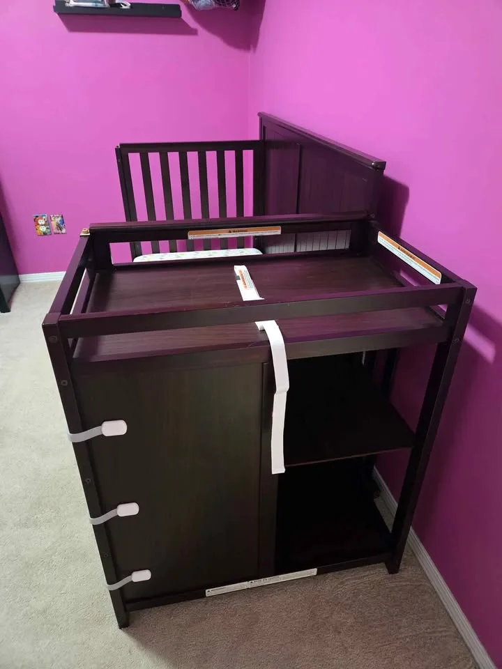 Graco Hadley 4-in-1 Convertible Crib and Changer image indicator(2)