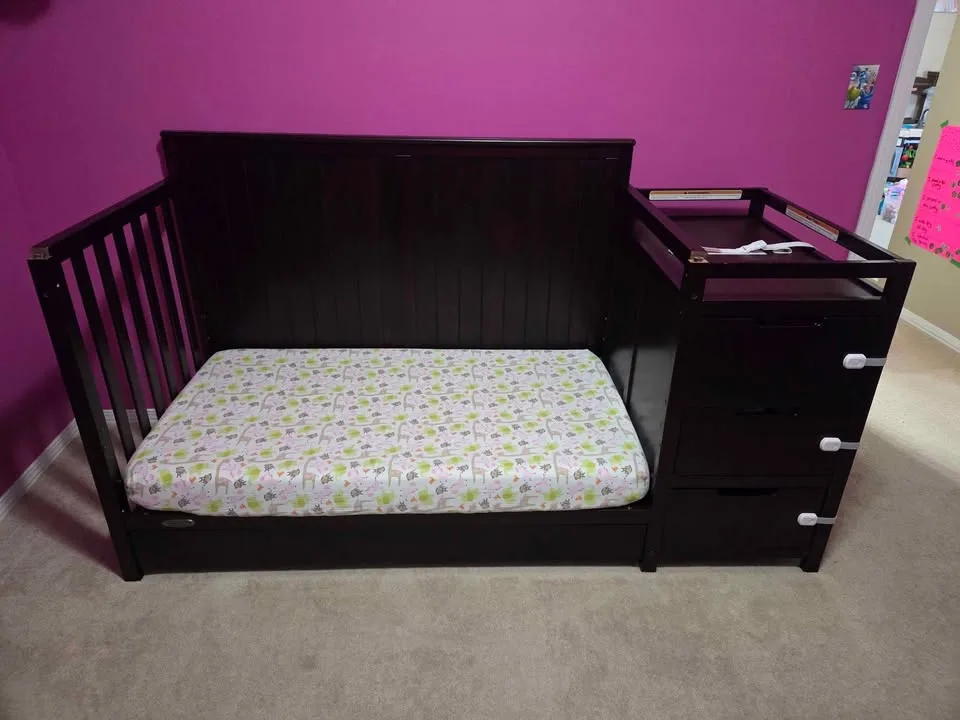 Graco Hadley 4-in-1 Convertible Crib and Changer image indicator(3)