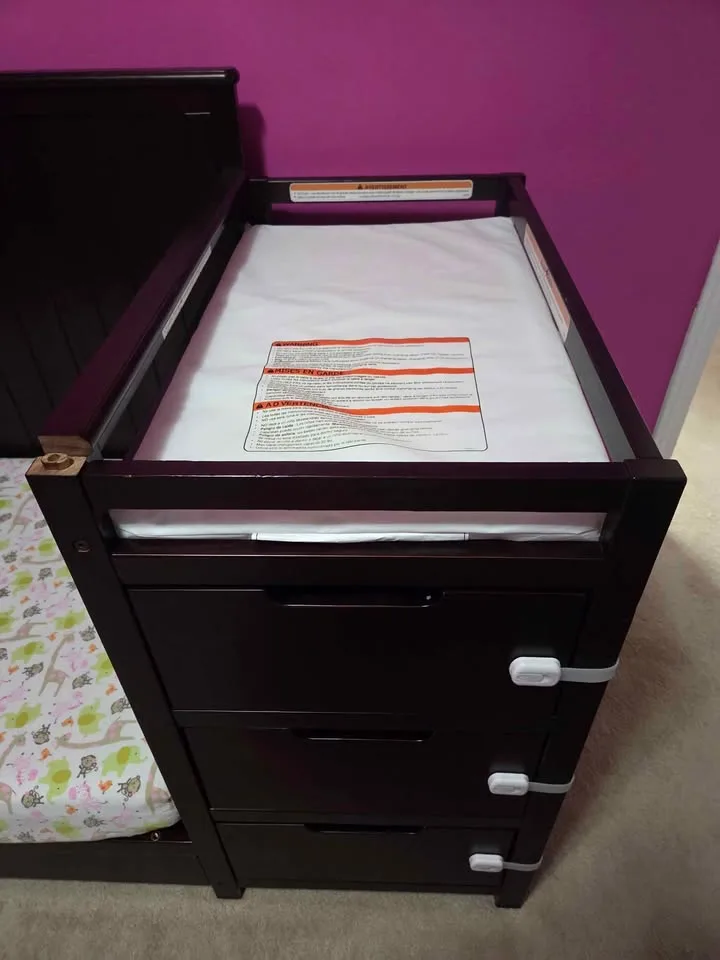 Graco Hadley 4-in-1 Convertible Crib and Changer image indicator(4)