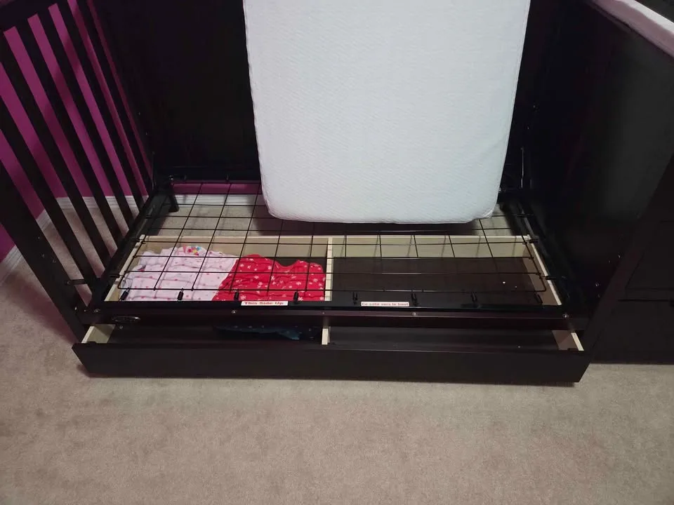 Graco Hadley 4-in-1 Convertible Crib and Changer image indicator(6)