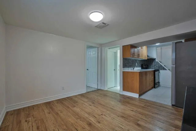 1 bedroom basement Apartment for rent image indicator(5)