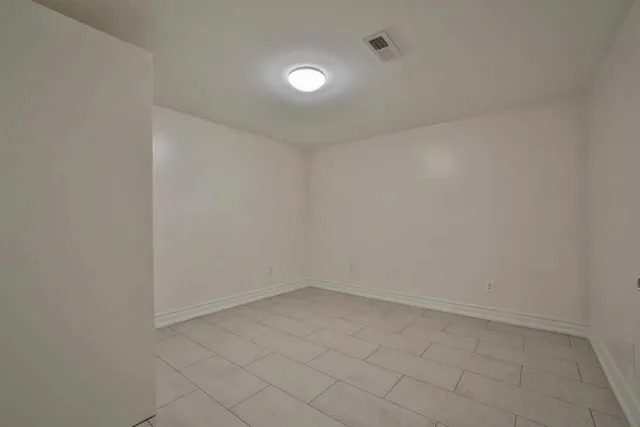 1 bedroom basement Apartment for rent image indicator(10)