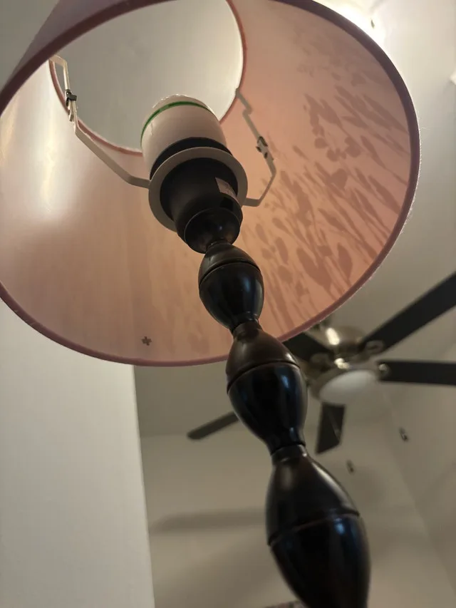 Table Lamp with Shade – Excellent Condition image indicator(2)