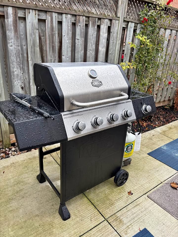 Expert bbq grill with big full propane cyclinder