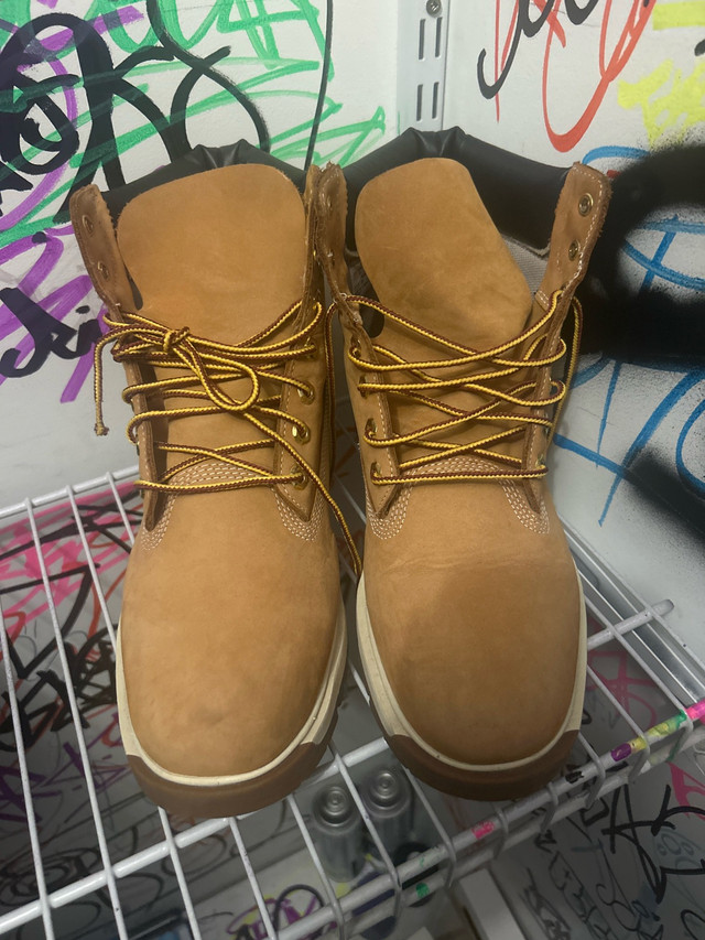 (USED) TIMBERLAND “Classic 6-Inch Wheat Boots” – Size 9