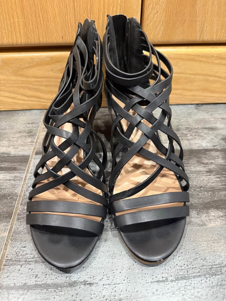 Woman’s Shoes - photo 2