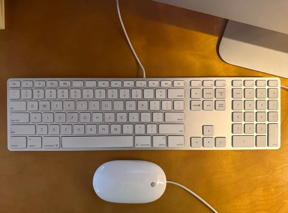 Apple iMac 21 with Numeric Keyboard & Mouse image indicator(2)