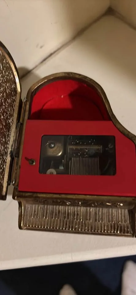 Vintage wind up music box image indicator(3)