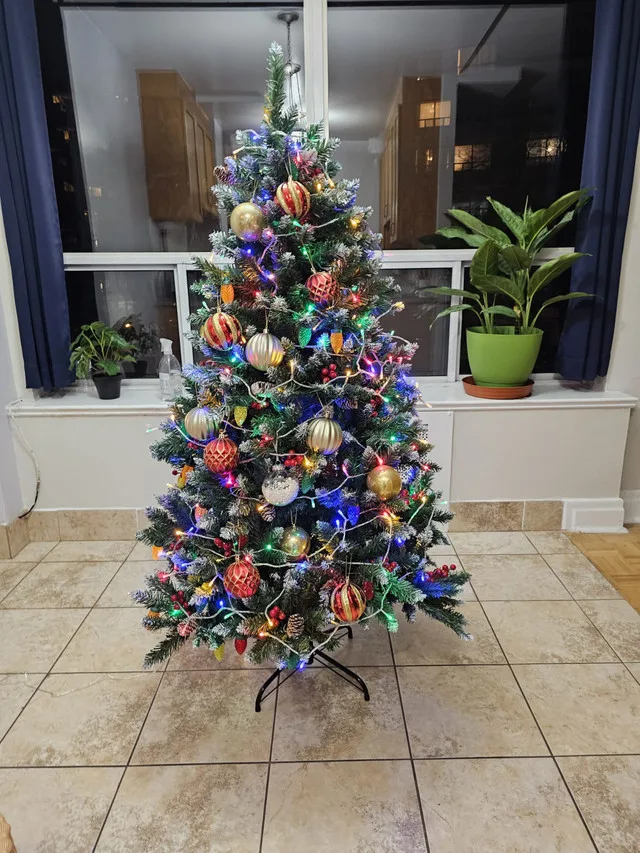 CHRISTMAS TREE WITH DECOR
