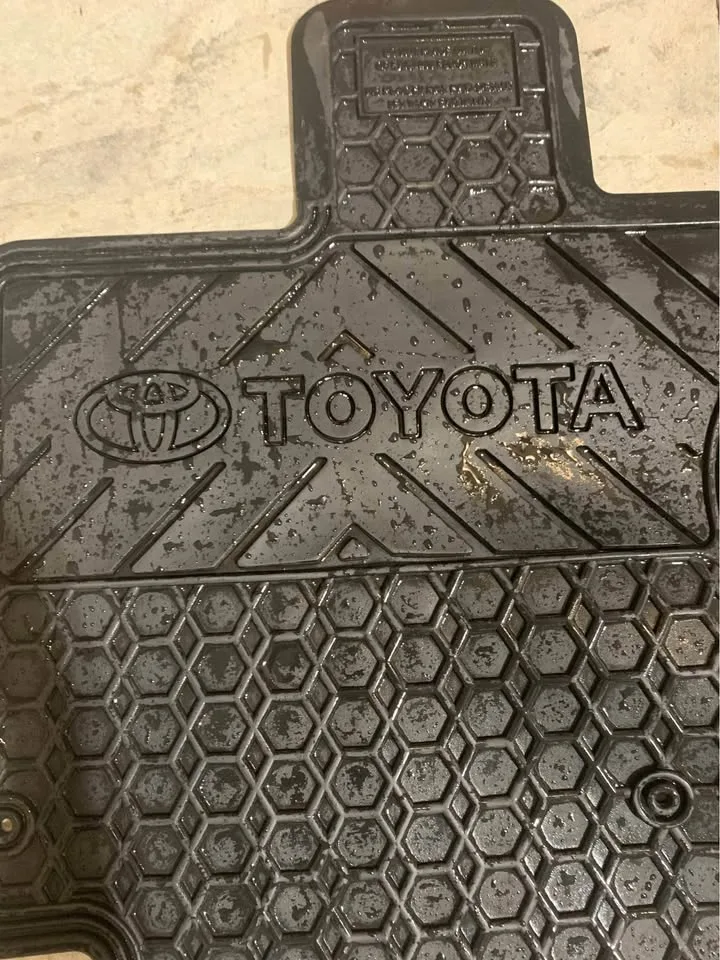Washed clean 4 pc Toyota Venza all season /winter mats 200 image indicator(2)